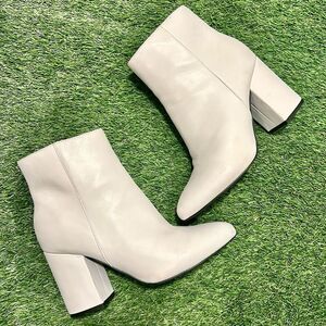 MADDEN GIRL • size women’s 9.5m white bootie heels, flawless condition